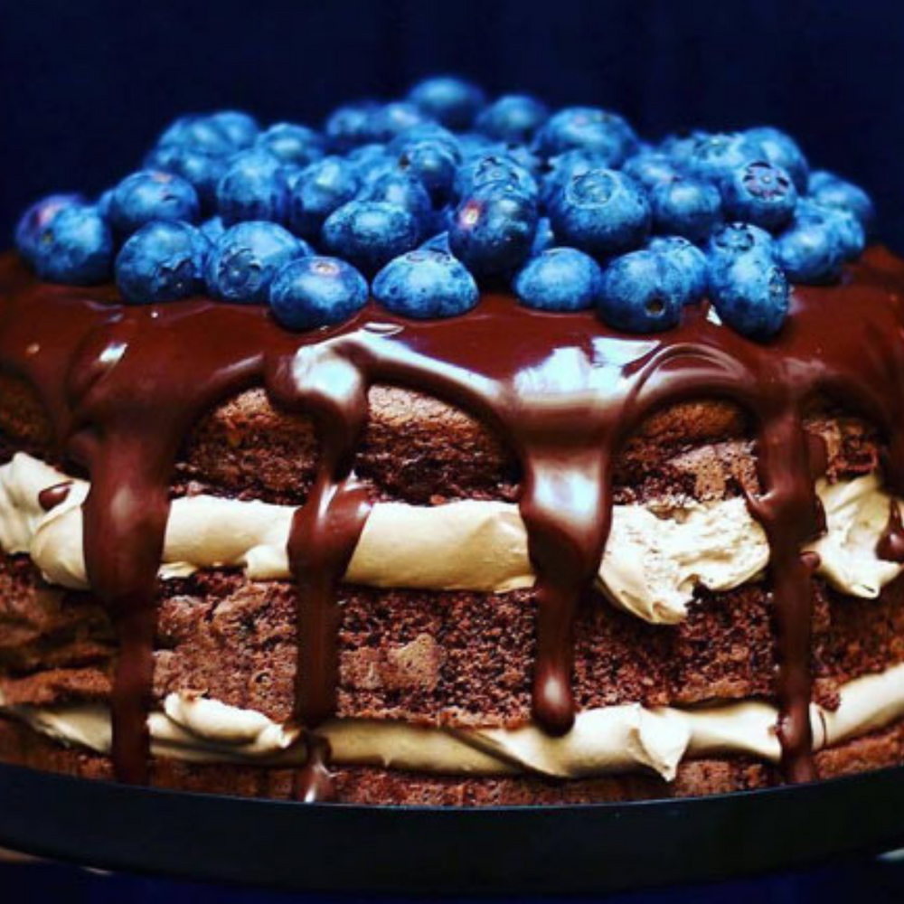 
                  
                    bolo de chooclate com mirtilos e cobertura de creme de chocolate com mirtilo e vinho do Porto meia dúzia
                  
                