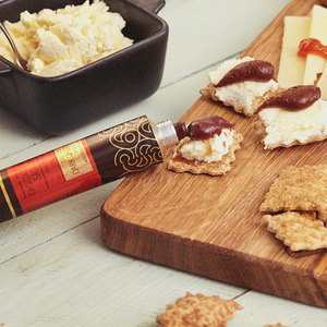 
                  
                    Tábua de queijos italianos com creme de chocolate negro São Tomé com morango e malagueta meia.dúzia São Valentim | Box Amantes de Chocolate: Chocolates Negros + Crackers
                  
                