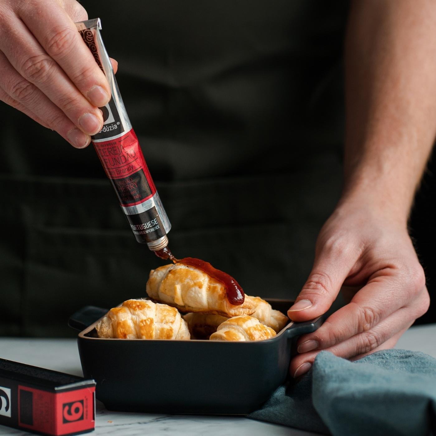 Croissants com compota de cereja do fundão com brandy meia.dúzia