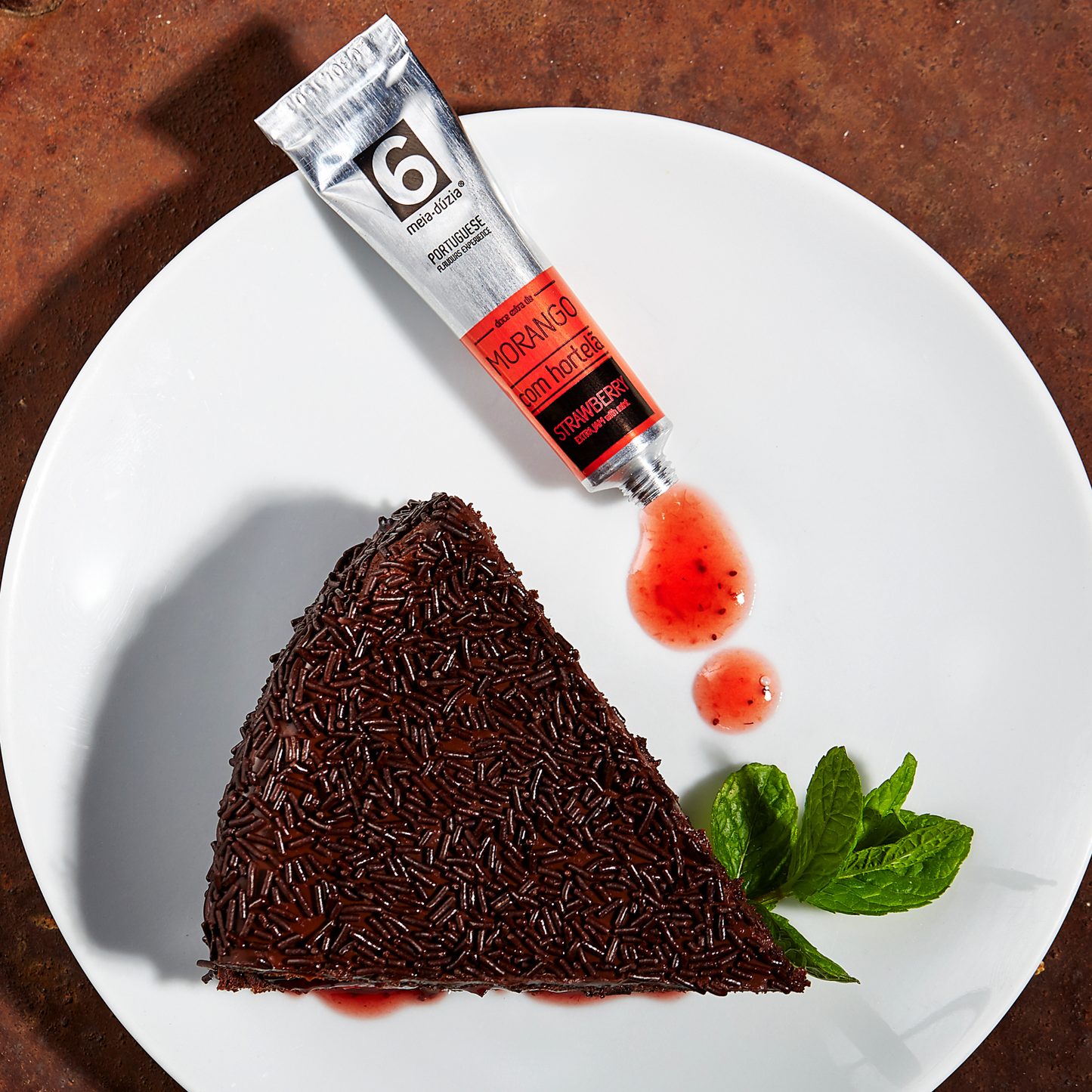 Bolo brigadeiro com doce de morango com hortelã em bisnaga da meia.dúzia. Parte do Kit Obrigado Mãe - 6 Doces de Fruta | Presente Dia da Mãe - meia.dúzia®