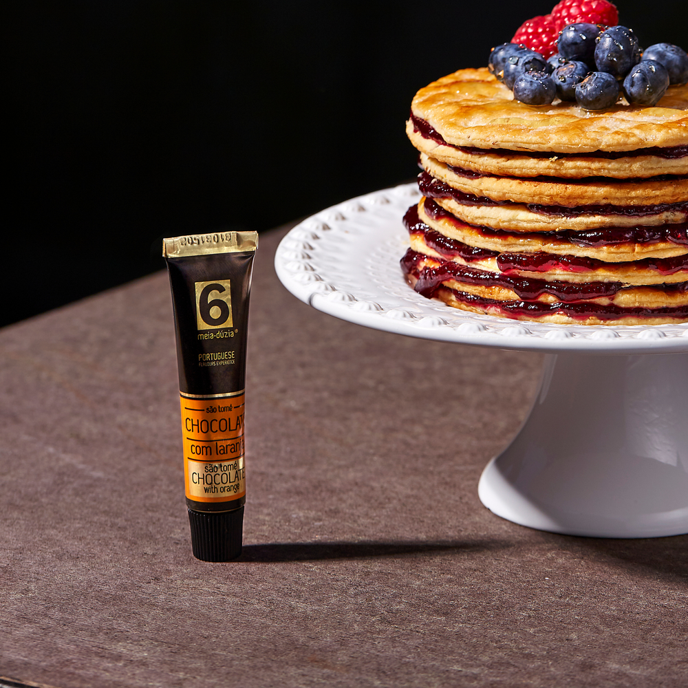 
                  
                    Panquecas recheadas com Creme de chocolate negro São Tomé com Laranja e topping de frutos vermelhos.
                  
                