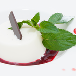 Gelado com topping de Doce Extra de Morango com Hortelã - compota artesanal em bisnaga individual by meia.dúzia - sabores de Portugal