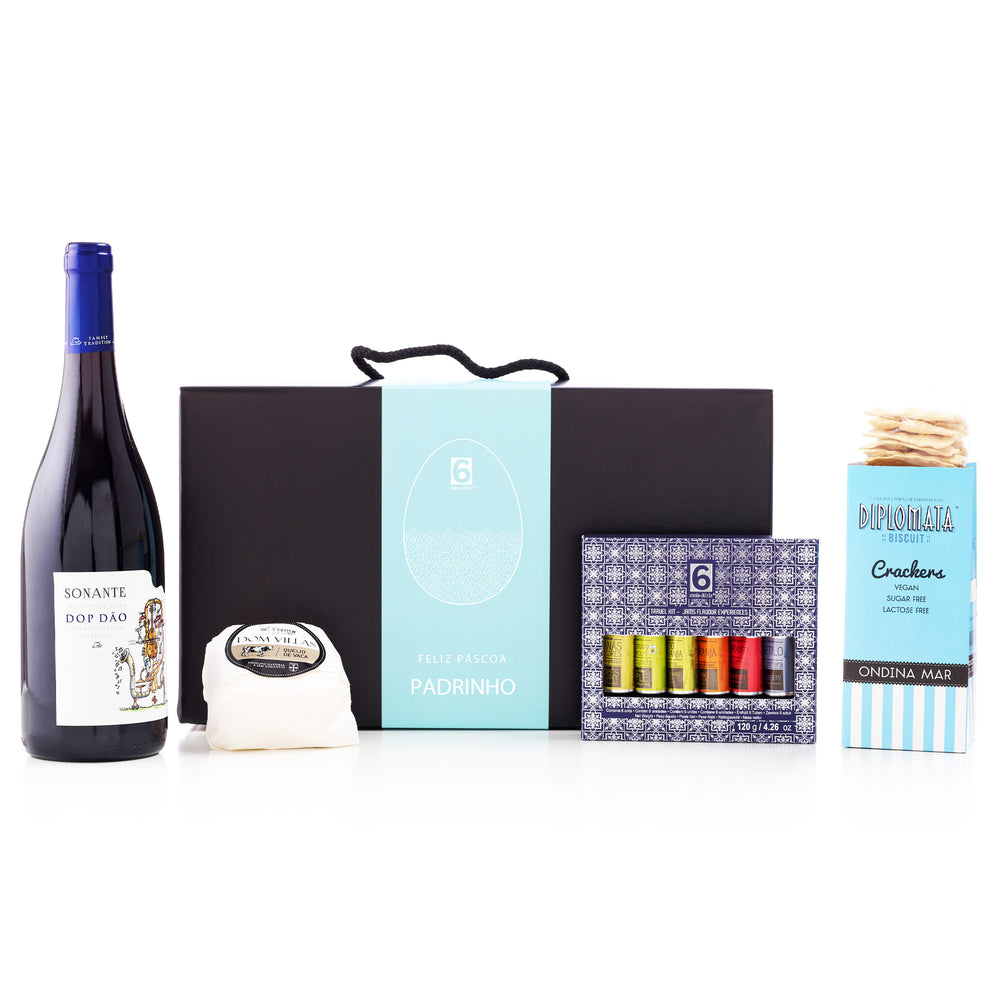 Cabaz gourmet especial Páscoa, presente para o Padrinho. Inclui vinho DOP Dão Sonante, queijo de vaca Dom Villas, crackers Ondina Mar Dip'lomata, travel kit com seis compotas artesanais em bisnaga (compota de ananás dos Açores com erva-principe, compota de maçã Bravo de Esmolfe com Canela, compota de Figo e Laranja com Canela, compota de Laranja com Vinho da Madeira, compota de morango com hortelã e compota de mirtilo com cidreira). meia.dúzia - sabores de Portugal