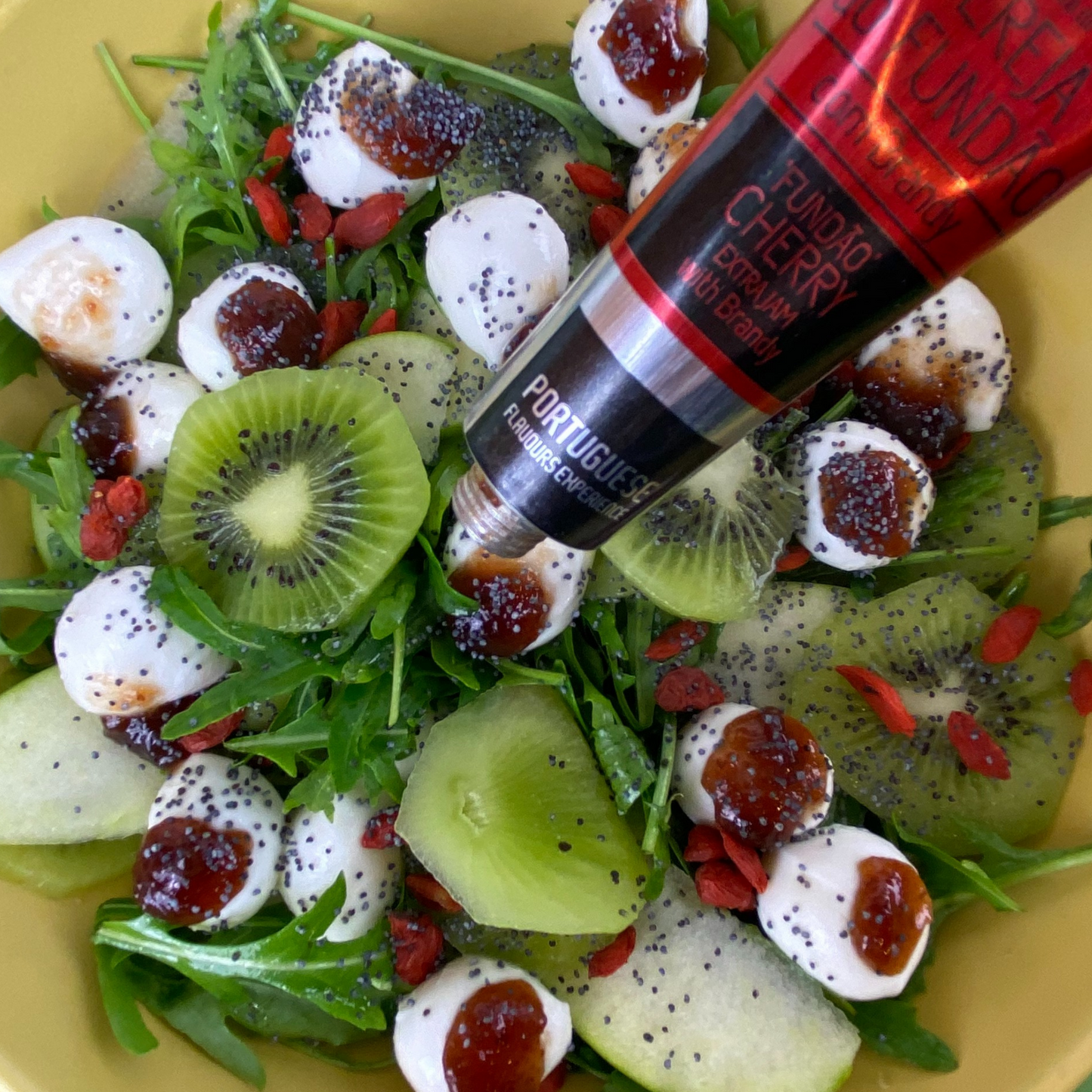 Salada com rúcula, queijo mozzarella e kiwi com compota de cereja do Fundão com brandy meia.dúzia