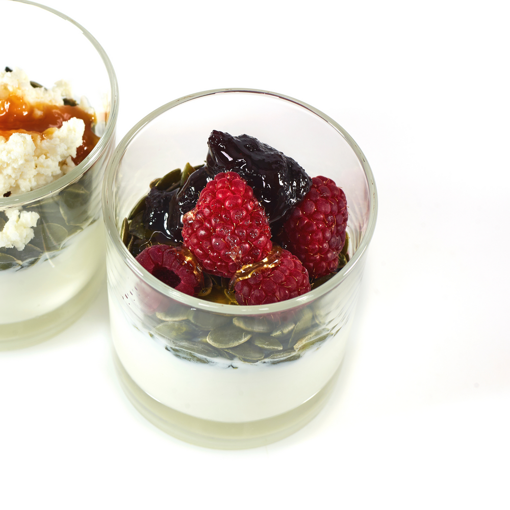 
                  
                    Iogurte grego com Doce Extra de Mirtilo com Cidreira - compota artesanal em bisnaga by meia.dúzia - sabores de Portugal
                  
                